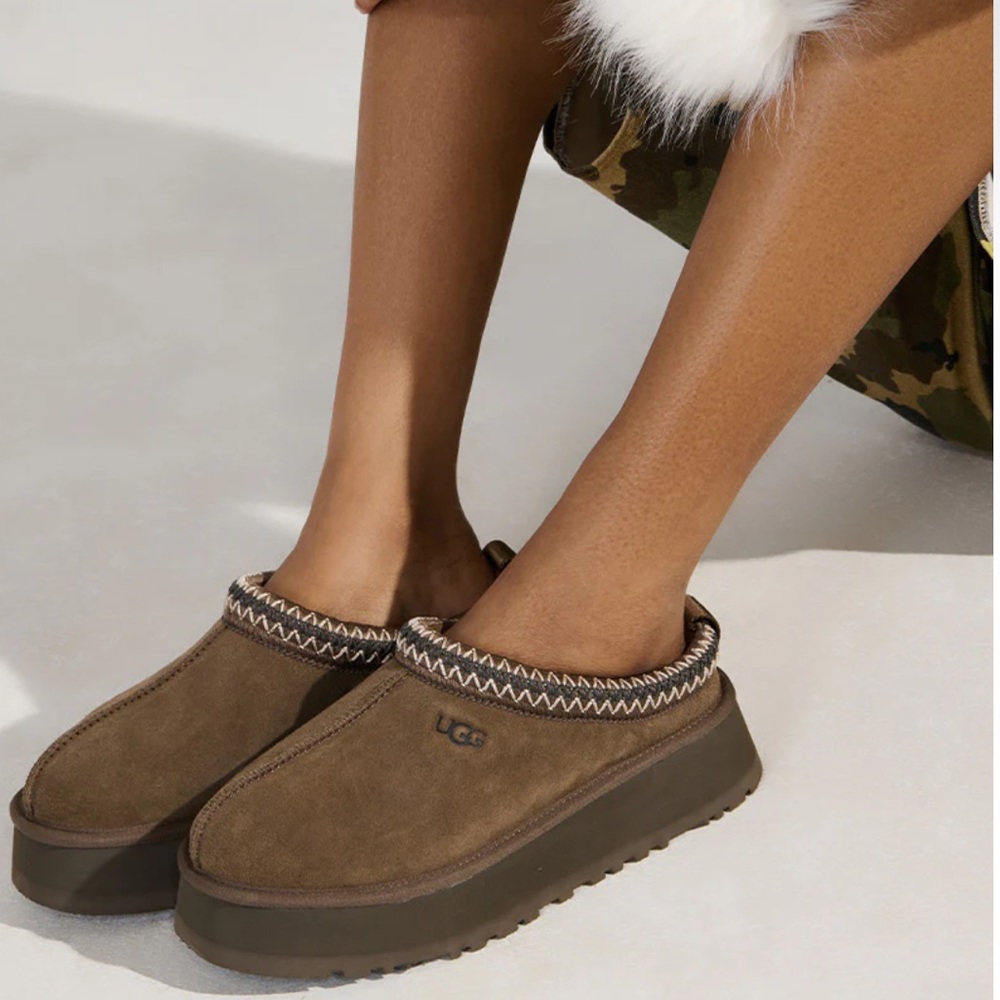 UGG Tazz women size 10 men 8 Unisex
BestSeller/gently worn 
Color: Hickory